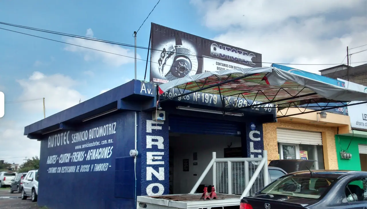 Entrada real del taller Servicio Autotec desde Av. Tecnológico, Metepec