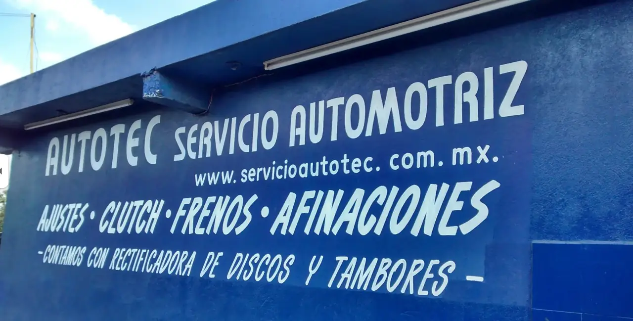 Muro del taller Servicio Autotec con sus servicios: ajustes, clutch, frenos, afinaciones y rectificadora de discos y tambores
